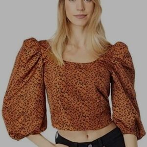 NWT Levi's. KAILA puff Sleeve Cheetak Crop Top Xs